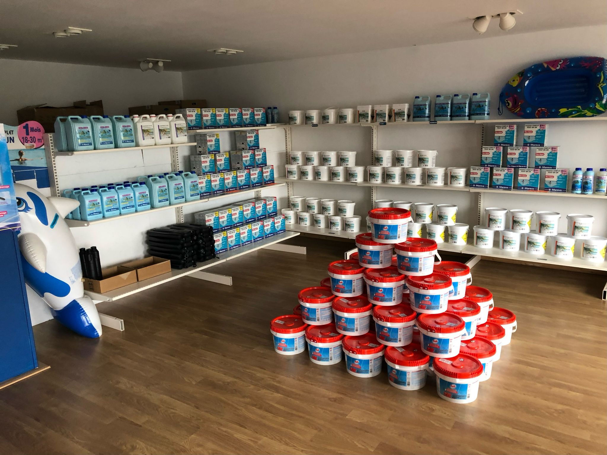 Intérieur magasin Piscines de France Annonay