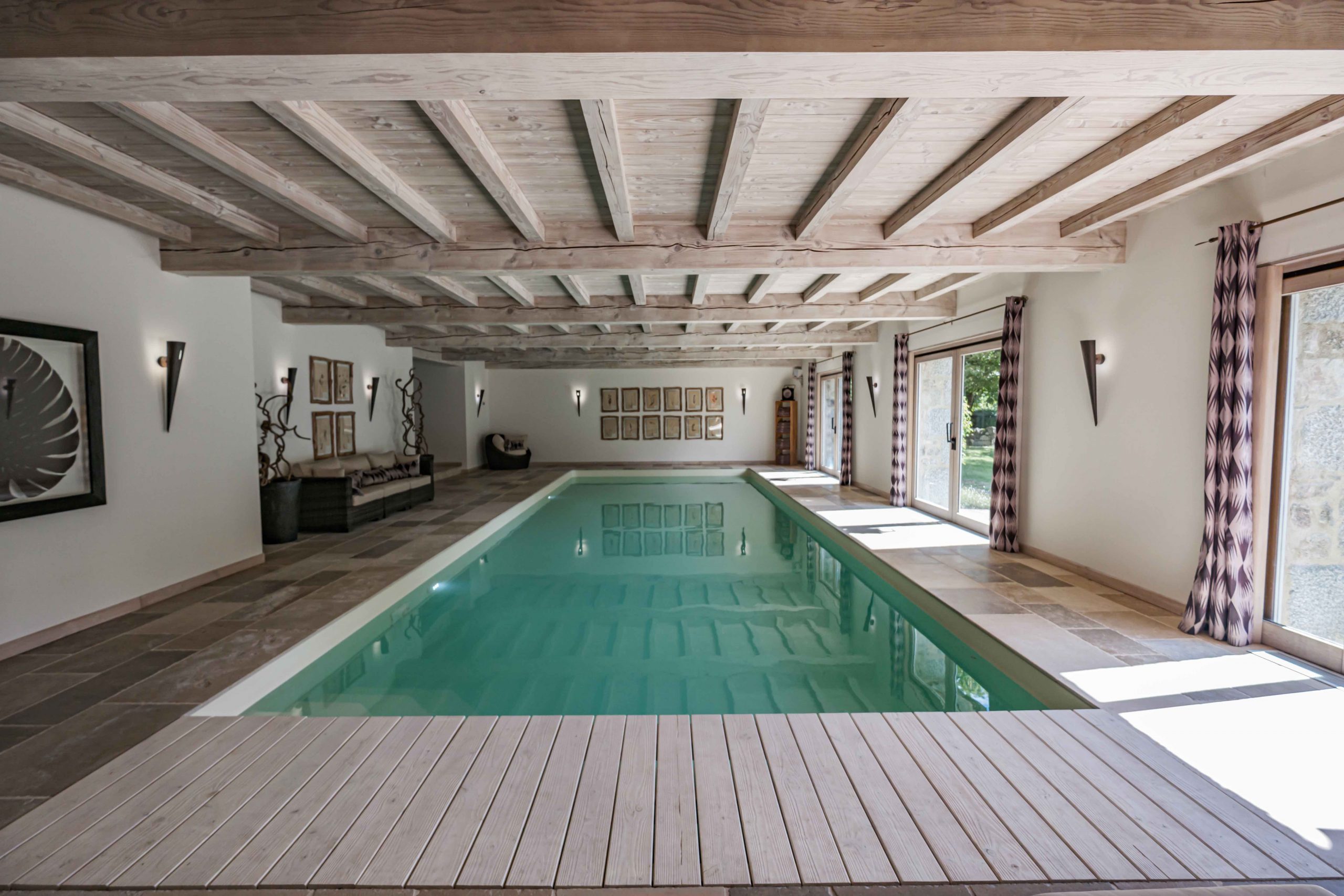 Piscine intérieure et mariage de bois